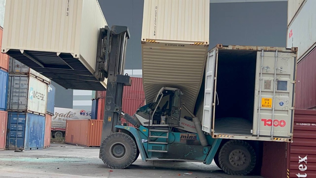 Konteynerin forkliftin üzerine düşmesi sonucu operatör yaralandı