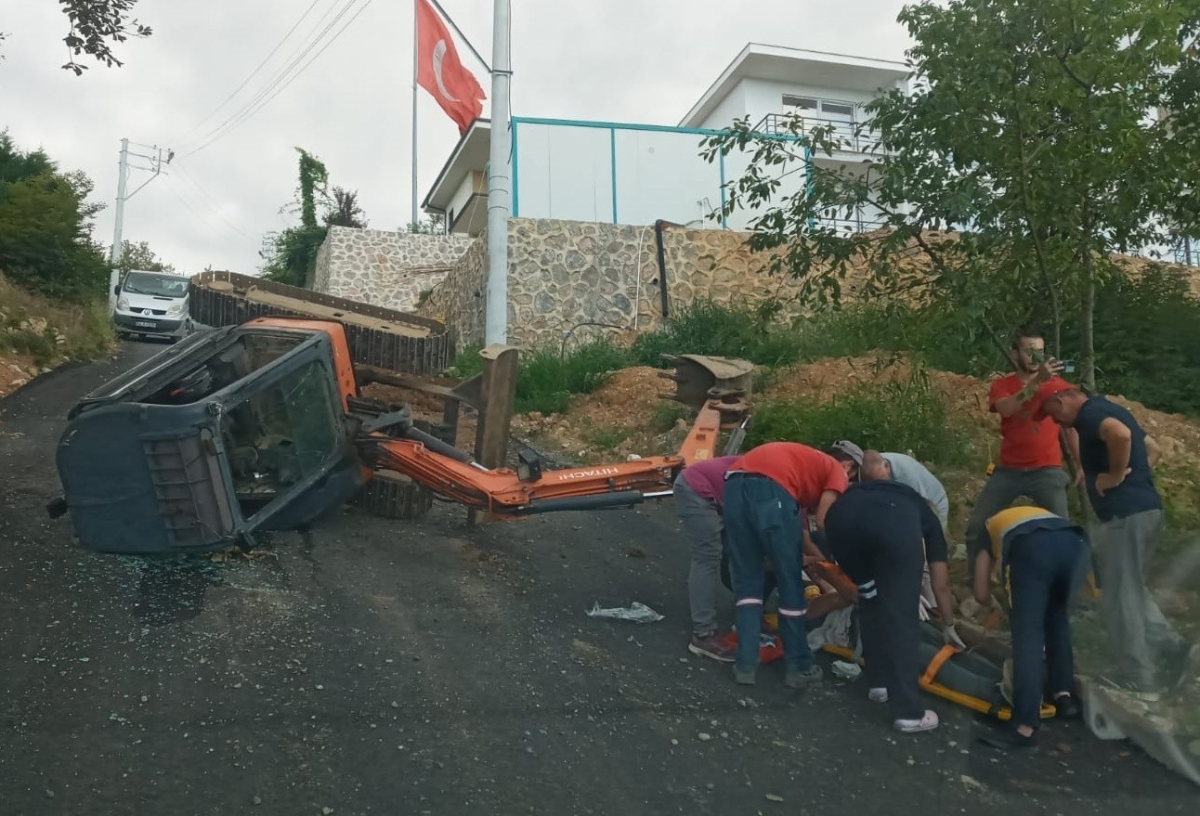 Yolda çalışma yaptığı esnada devrilen kepçenin operatörü yaralandı
