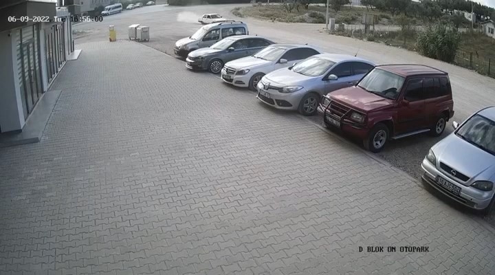 Kadın şoför yanlayarak kaza yaptı... Sürücü değiştirip kaçtılar
