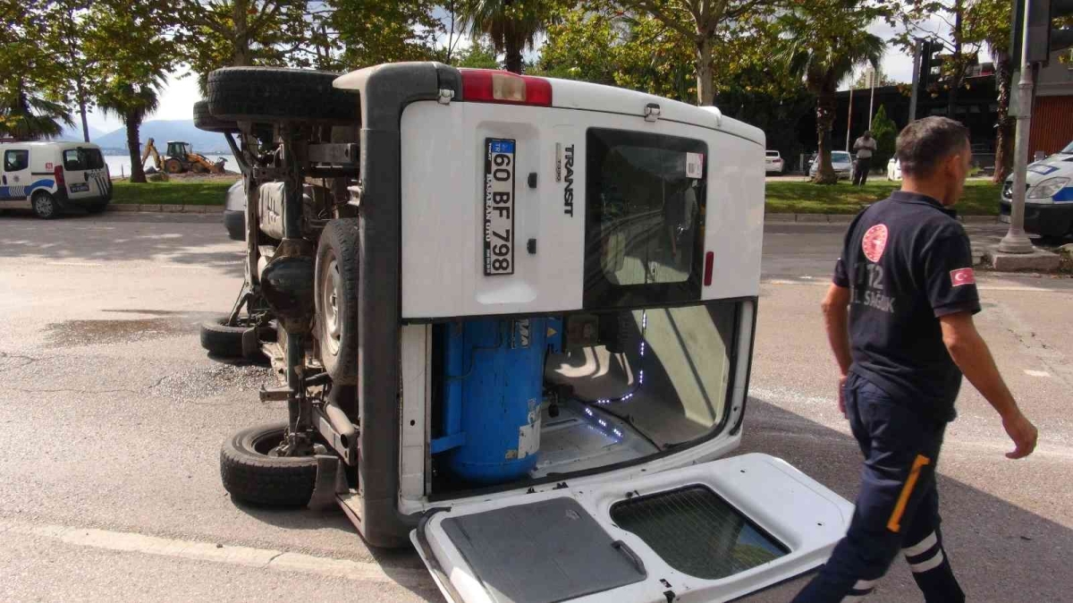 Otomobille çarpışan minibüs devrildi
