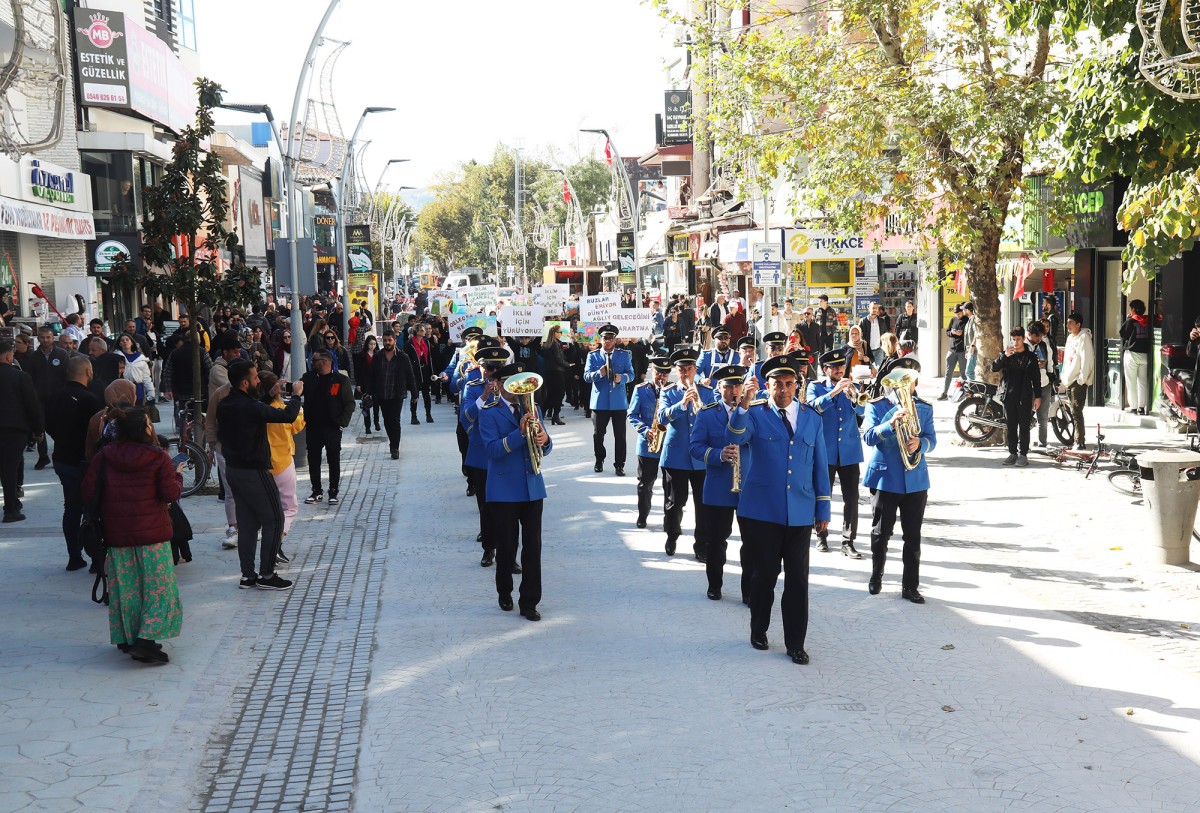 Büyükşehir ekibi ve öğrenciler Çark Caddesi’nde yürüdü