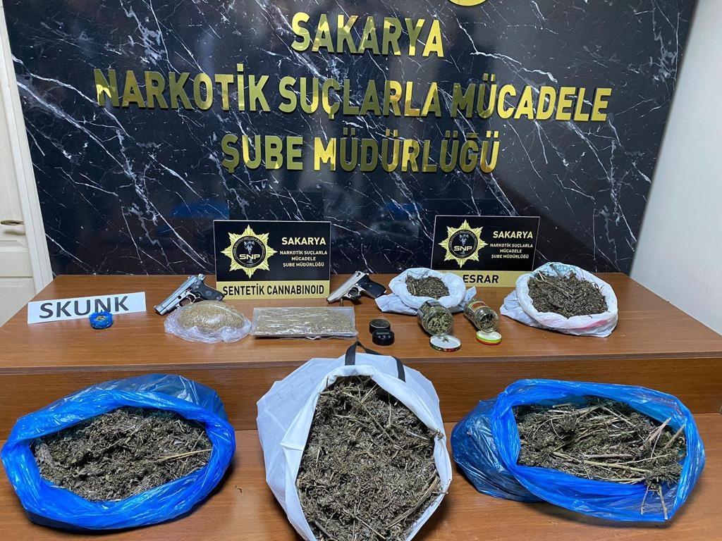 Sakarya'da 11 kilogram uyuşturucu ve 45 ruhsatsız silah ele geçirildi