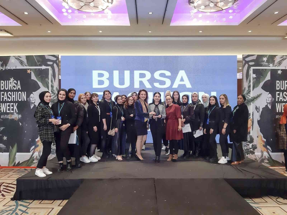SUBÜ’lü öğrenciler Bursa’da defile deneyimi kazandı
