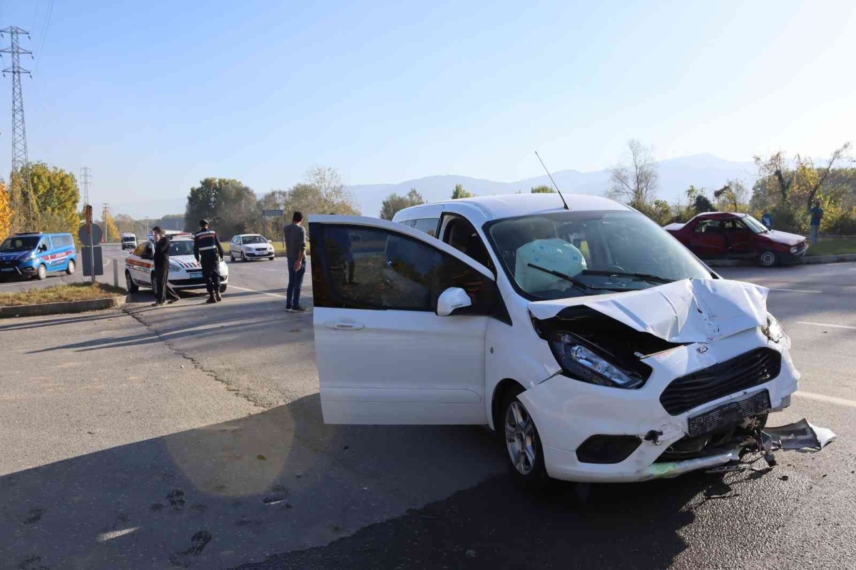 Akyazı'da ticari araç ile otomobil kavşakta çarpıştı: 4 yaralı
