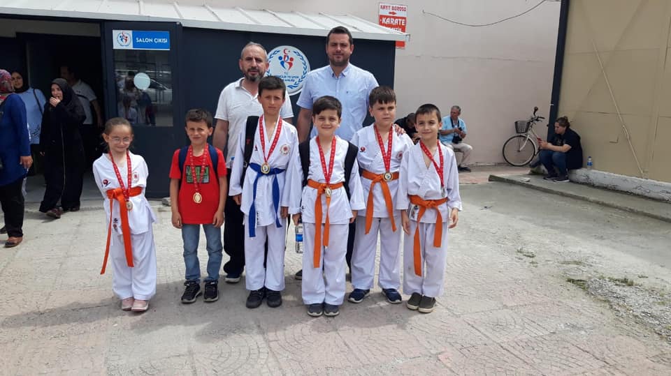 Akyazı'daki karateciler Cumhuriyet Kupası'nda 22 madalya kazandı