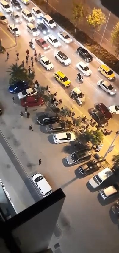 Kaza sonucu meydana gelen kavga kameralara yansıdı

