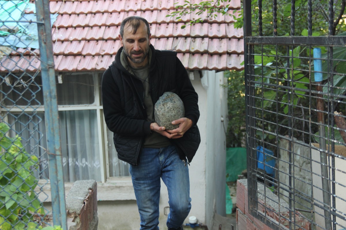 Yürürken bulduğu 11 kiloluk taşın uzaydan geldiğini düşünüyor
