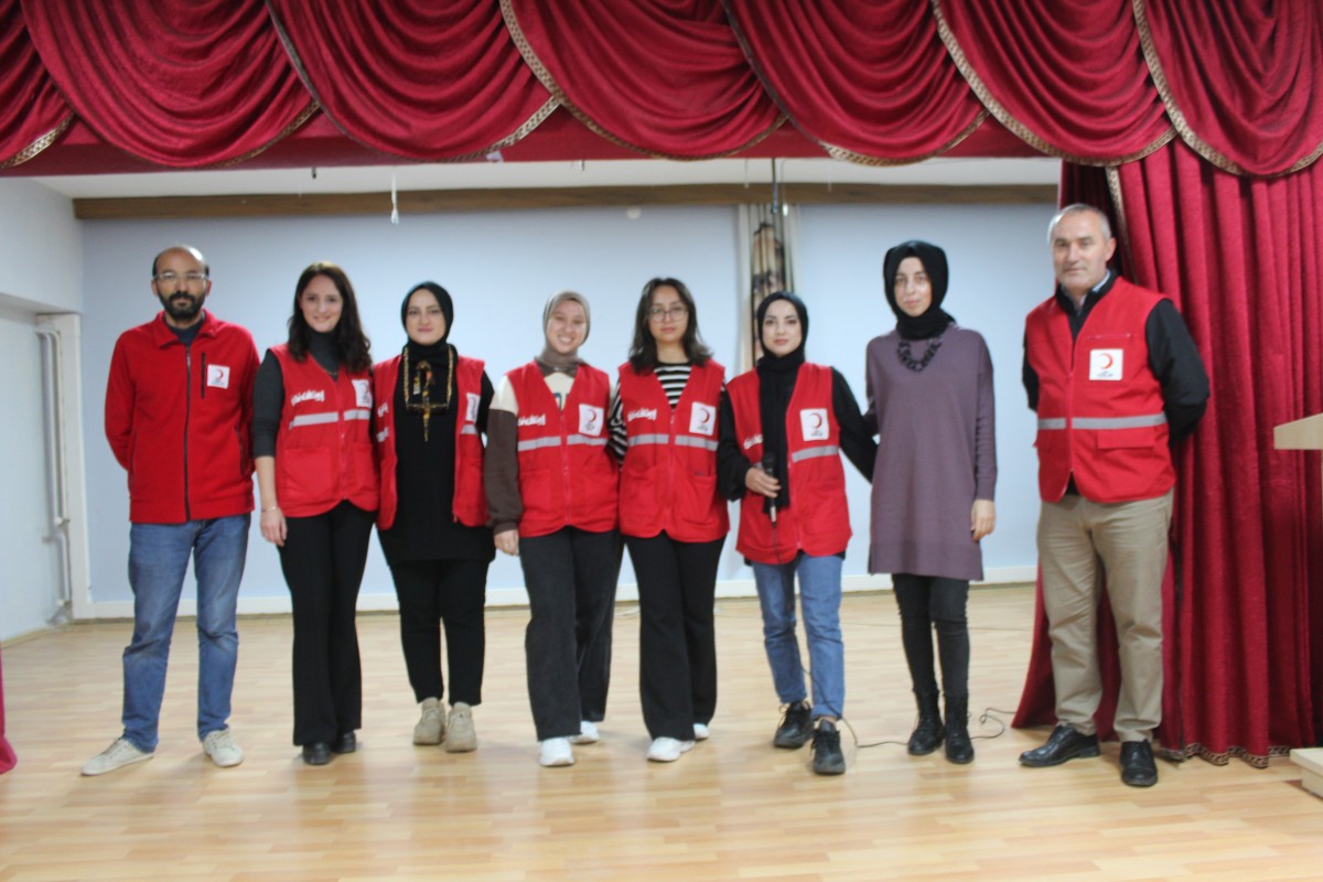 Türk Kızılay ekipleri Ferizli'de öğrencileri ilk yardım konusunda bilgilendirdi