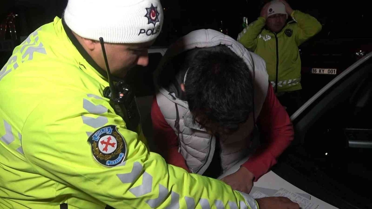 17 yaşında alkollü sürücü ve arkadaşı dakikalarca polise dil döktü
