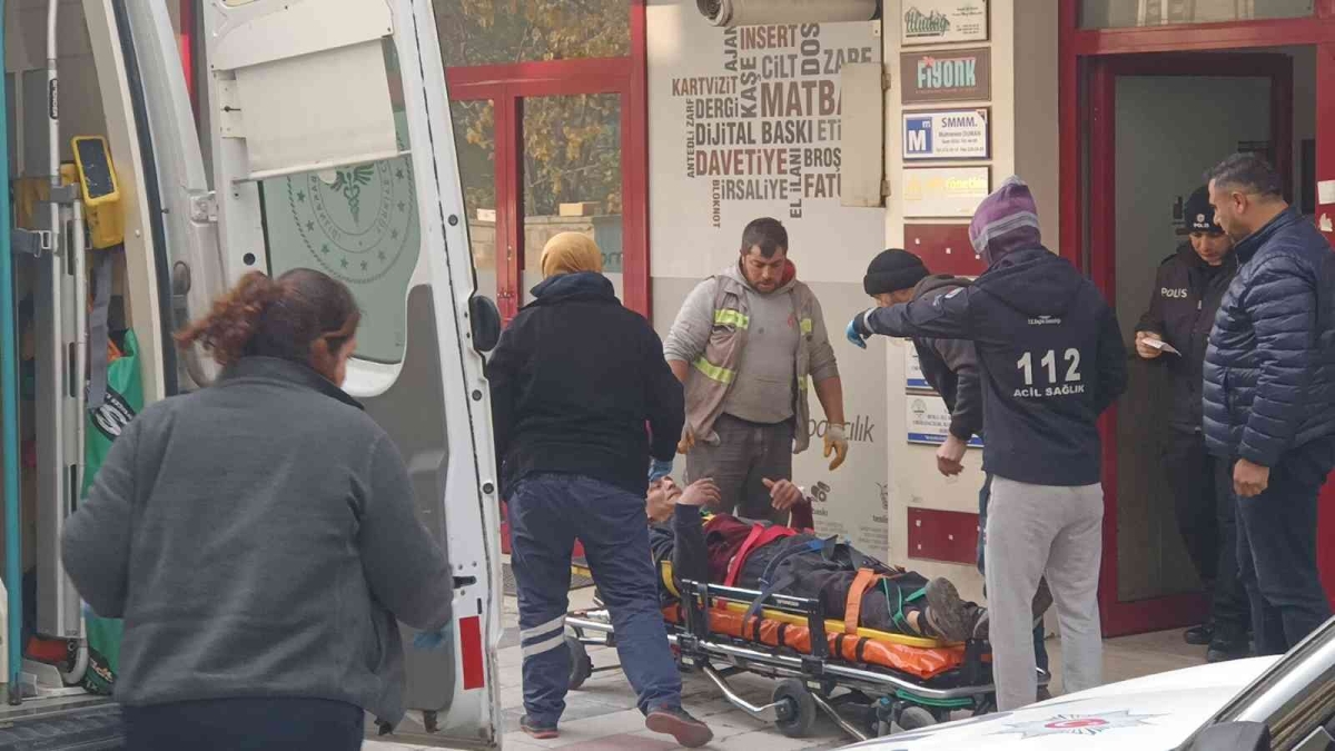 Tamir ettiği çatıdan beton zemine düşen işçi yaralandı
