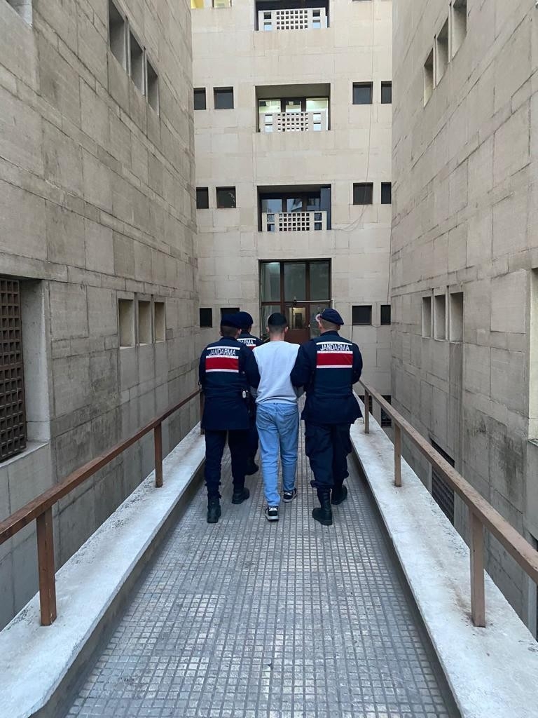 Jandarma 13 yıl kesinleşmiş hapis cezası olan şahsı kıskıvrak yakaladı
