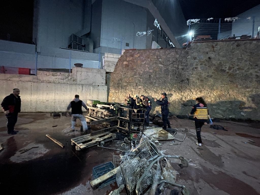 Freni boşalan forkliftle 6 metre yüksekten düştü
