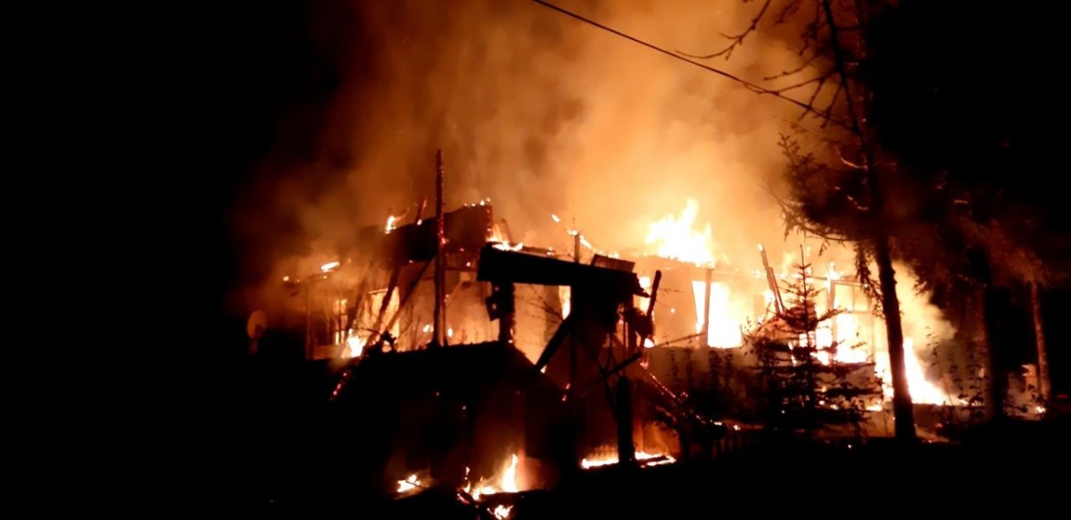Tarihi köy evi alev alev yandı

