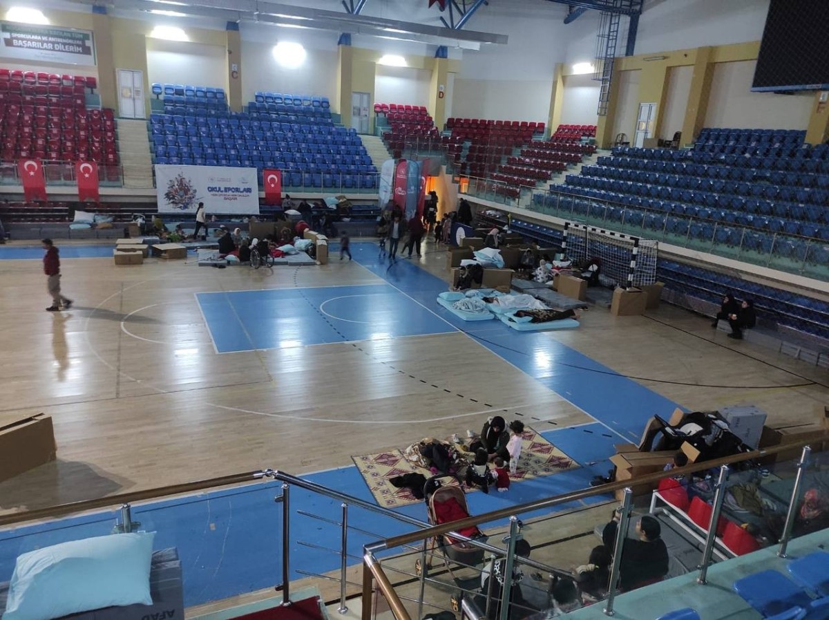 5.9 deprem sonrası depremzedeler spor salonlarında kalıyor
