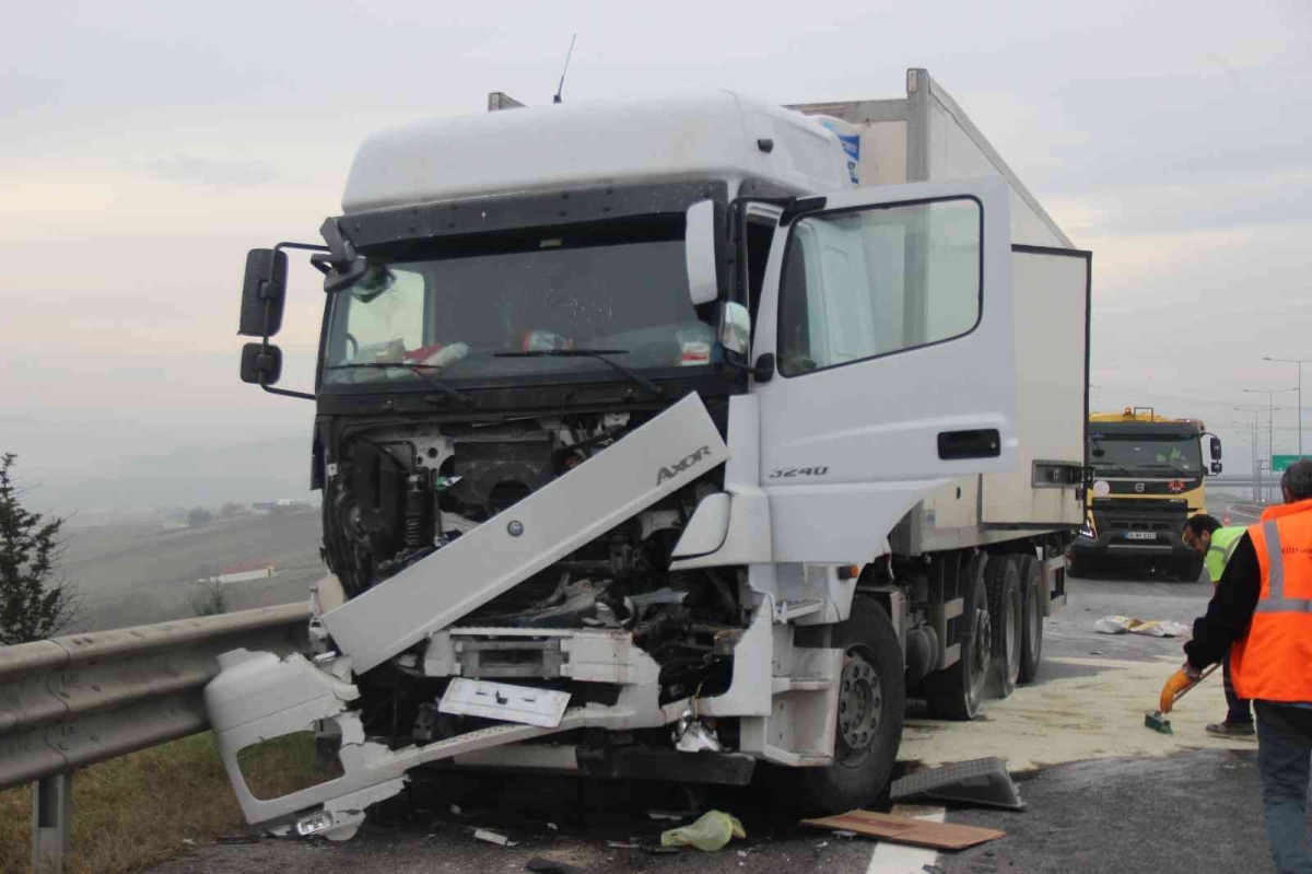 Kuzey Marmara Otoyolu’nda kamyon tıra arkadan çarptı: 3 yaralı
