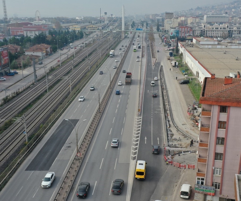 Kocaeli'de D-100 yan yolda trafik akışı İstanbul yönünde olacak
