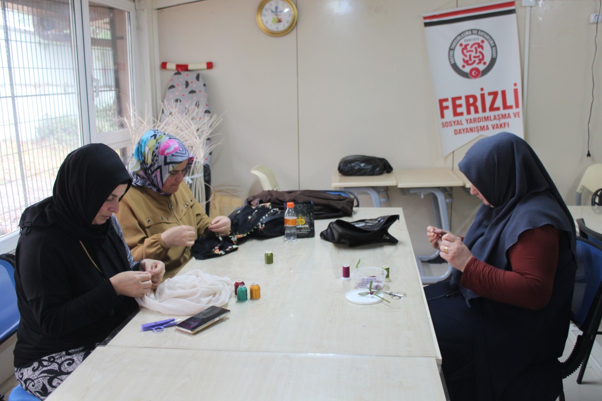Ferizli'de açılan kurslarda kadınlar 17 branşta eğitim alıyor