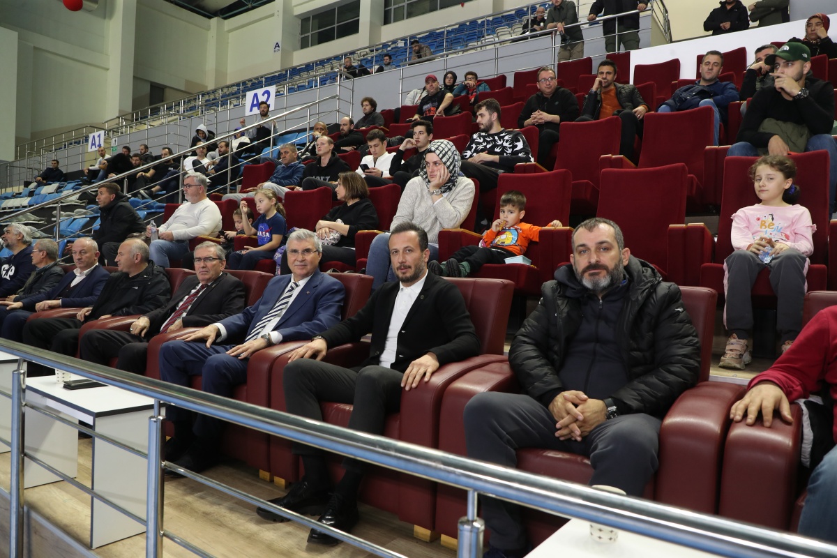 Protokol Büyükşehir Belediyesi Hentbol Takımını Yanlız Bırakmadı