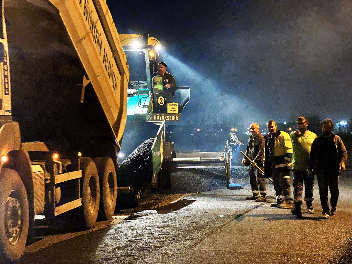 Büyükşehir gece mesaisinde: Asfaltlanmamış yol kalmayacak