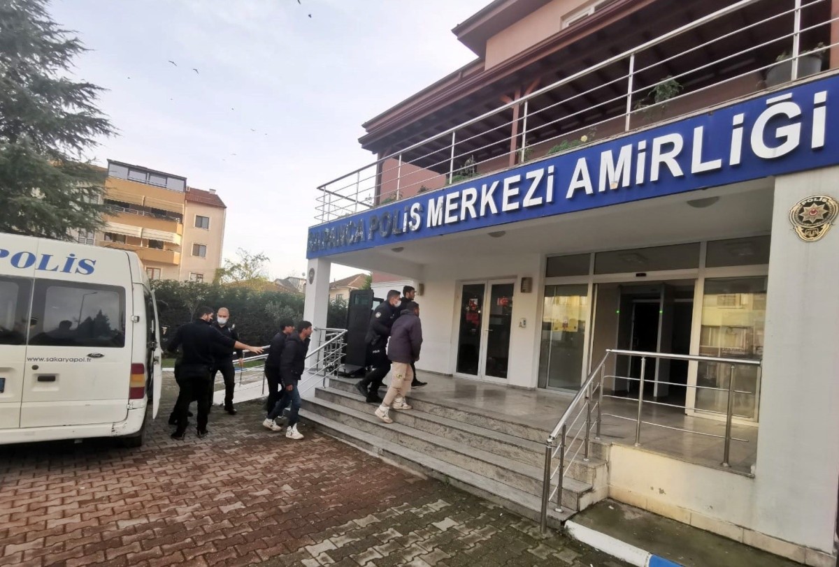 Sakarya'da iki minibüste 44 düzensiz göçmen yakalandı