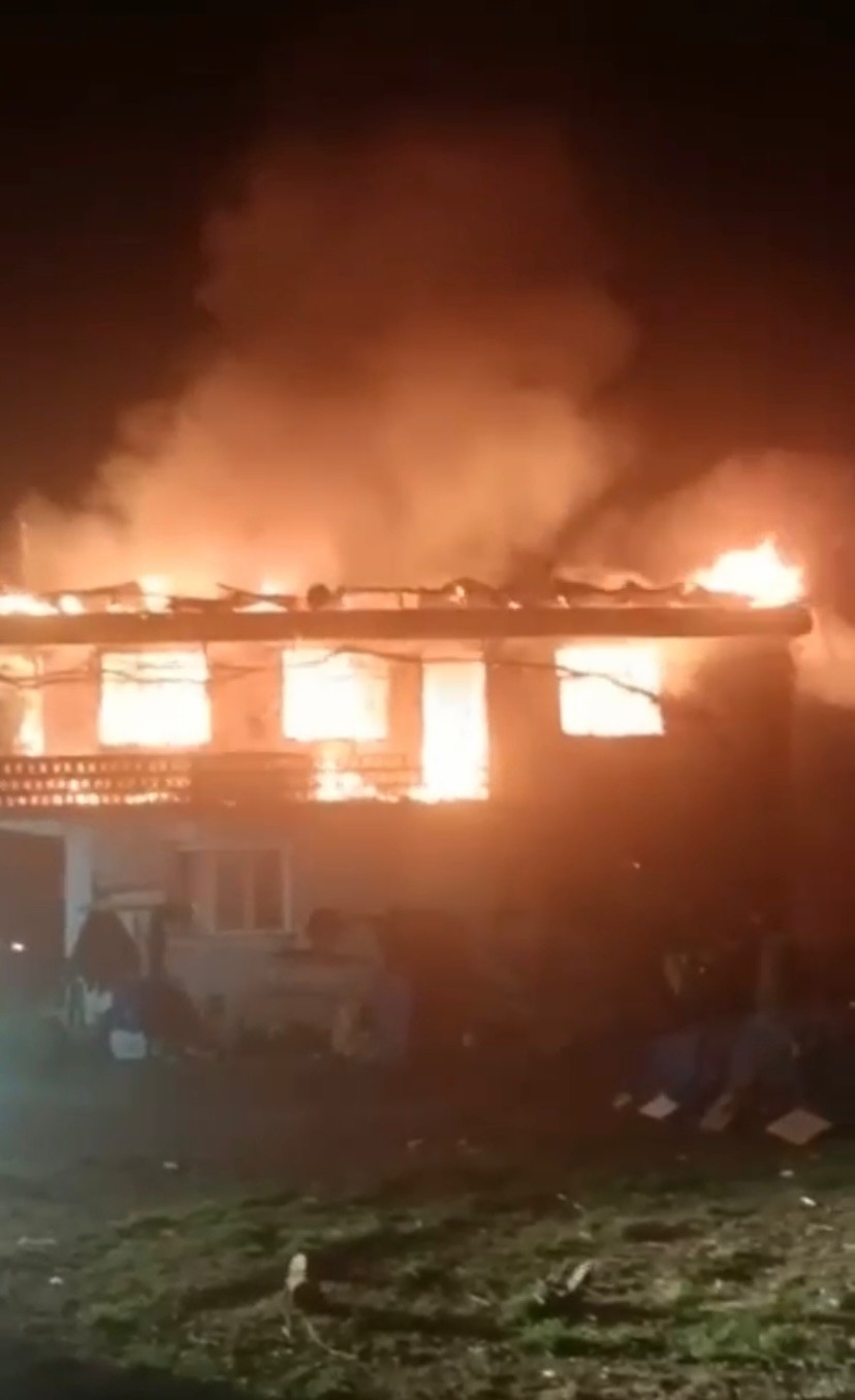 İki katlı bina alev alev yandı
