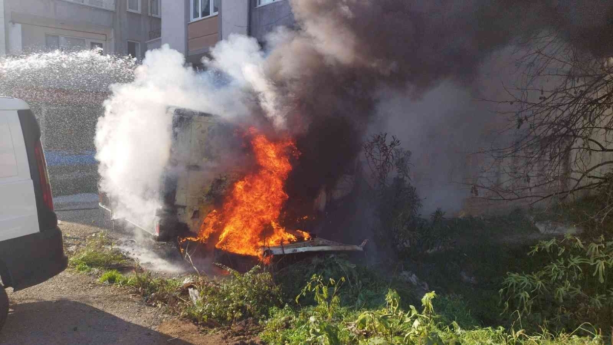 Oto galeri önündeki minibüs alev alev yandı
