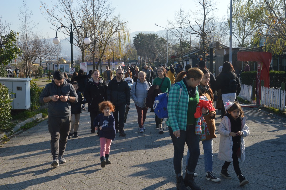 Sakarya'da güneşli havayı fırsat bilenler sahil ve parklarda eğlendi