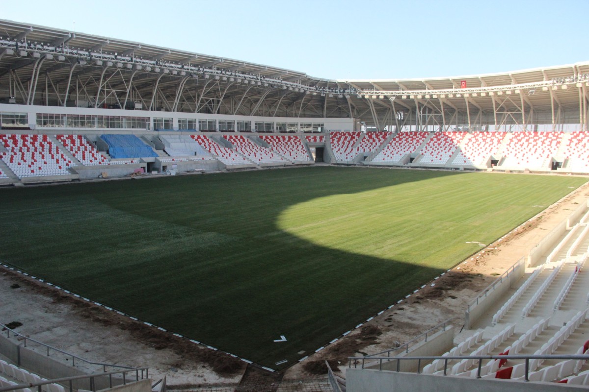 Karaman’ın yeni şehir stadyumunda çimler Sakarya'dan 