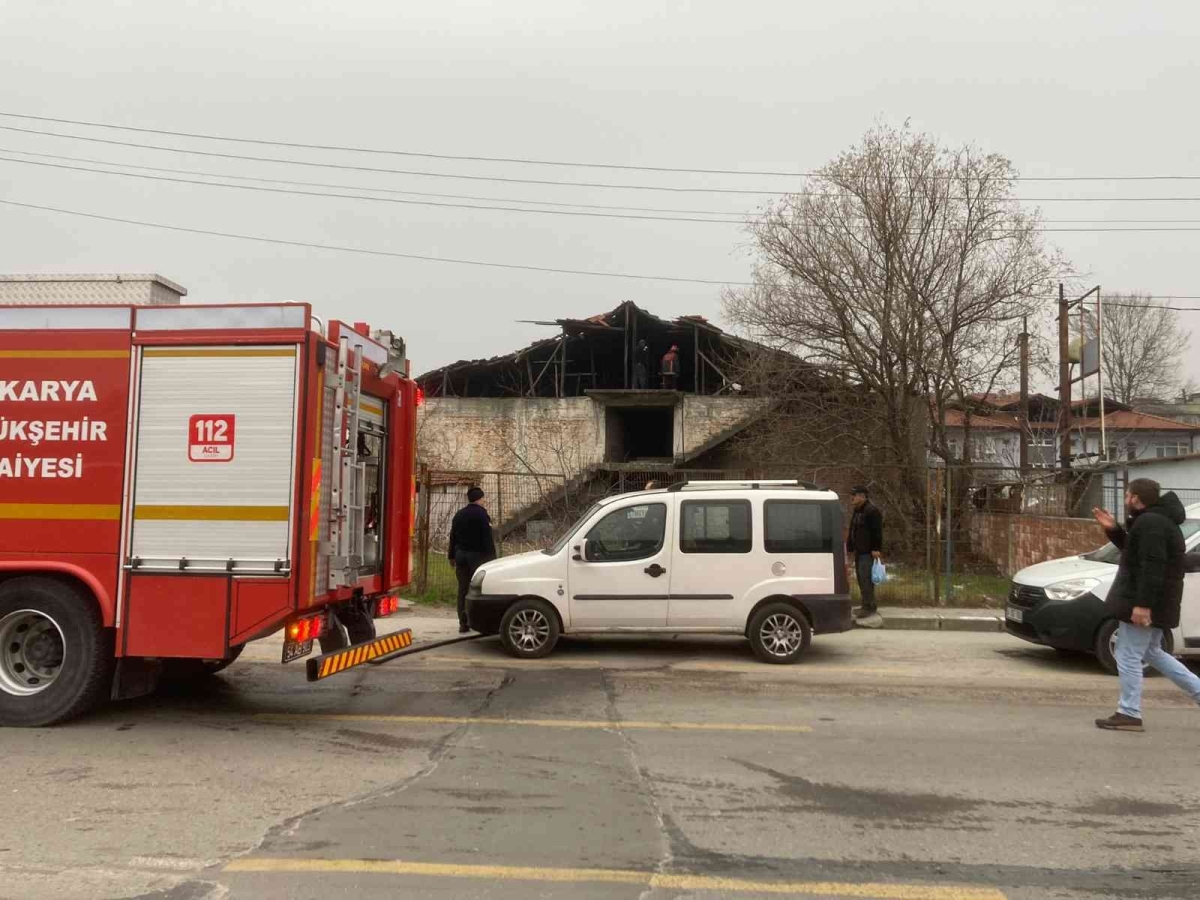Sakarya’da metruk binada yangın
