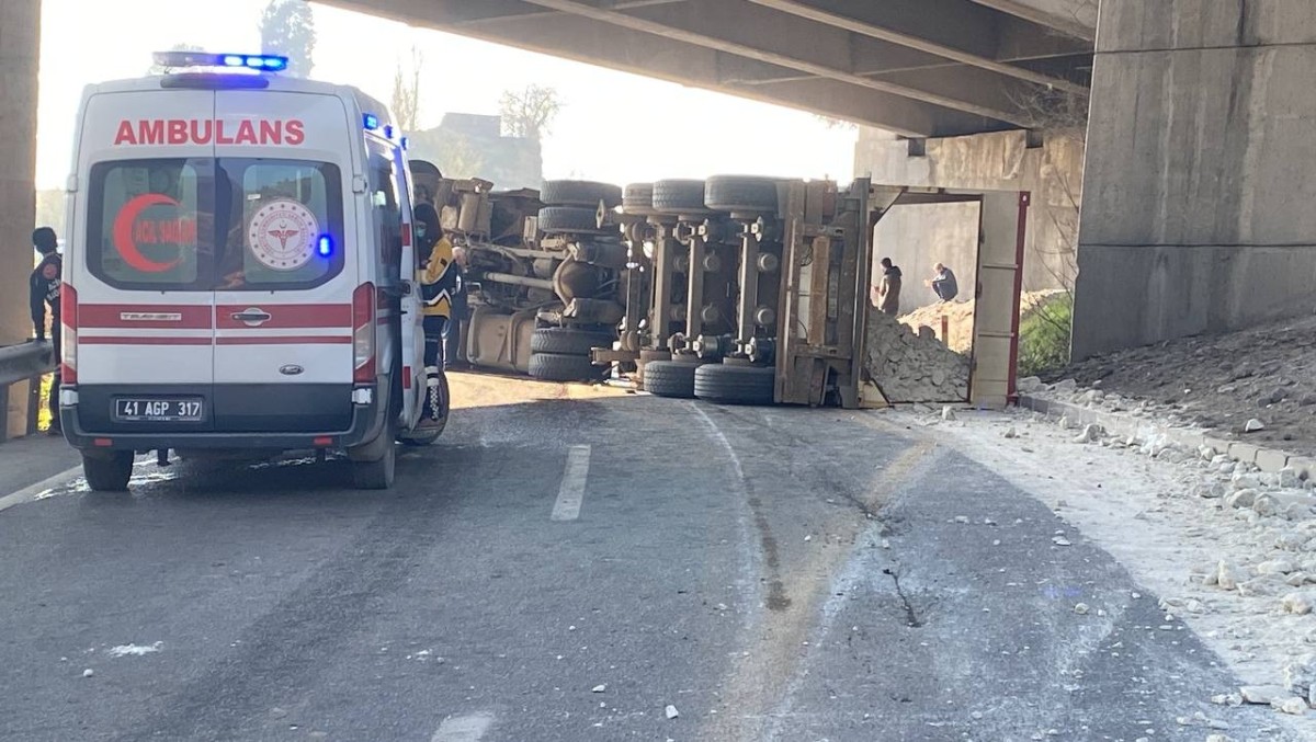 Devrilen tır nedeniyle D-100'ün İstanbul yönü ulaşıma kapandı