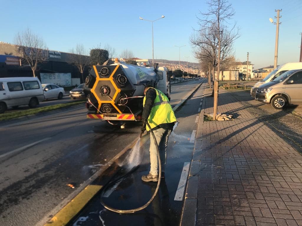 Büyükşehirle caddeler ve bisiklet yolları pırıl pırıl