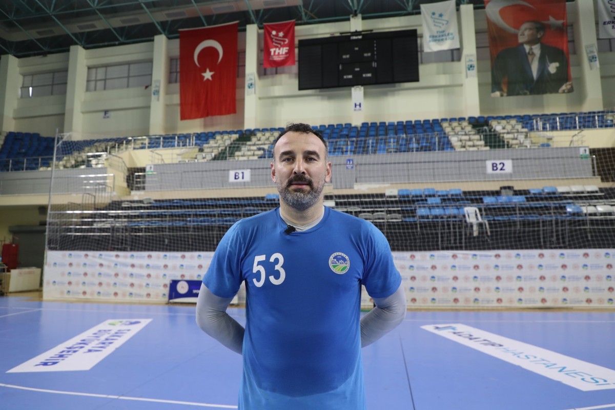 Büyükşehir hentbol kaptanı Ramazan Döne 13 sayı attı