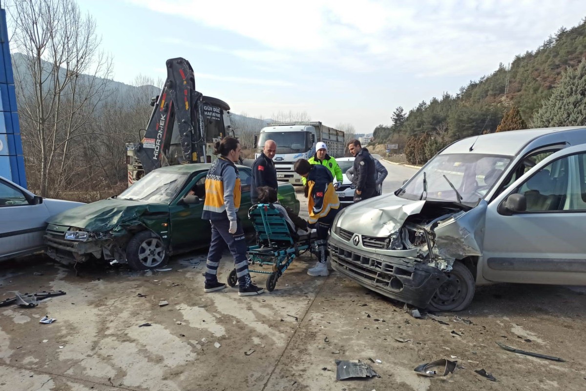 Taraklı'da otomobille kamyonetin çarpışması sonucu 3 kişi yaralandı