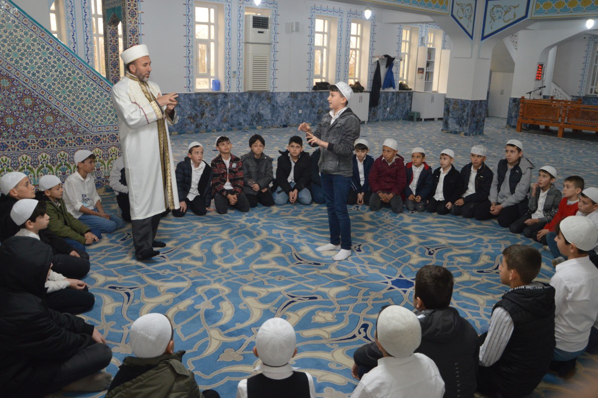 Eğitimi eğlenceyle buluşturan imam, çocuklara camiyi sevdiriyor