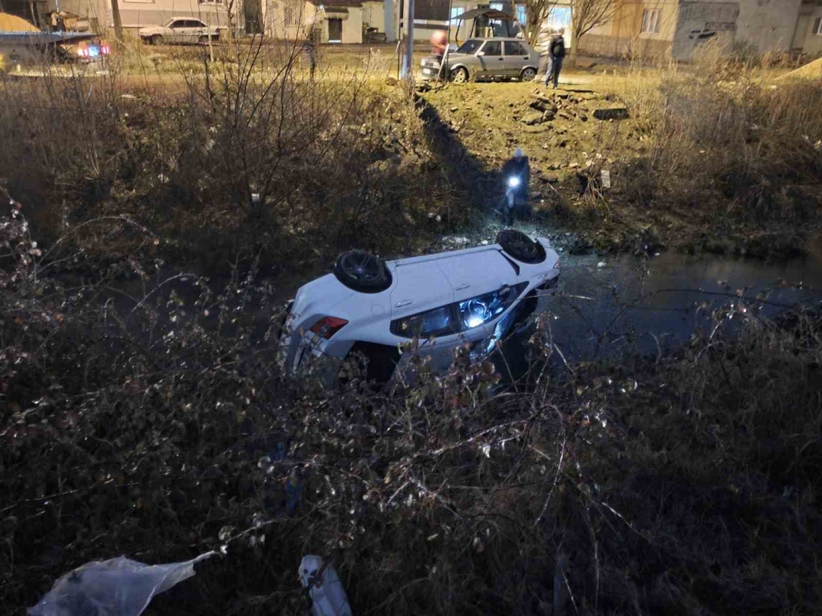 Otomobil dere yatağına uçtu: 2 yaralı
