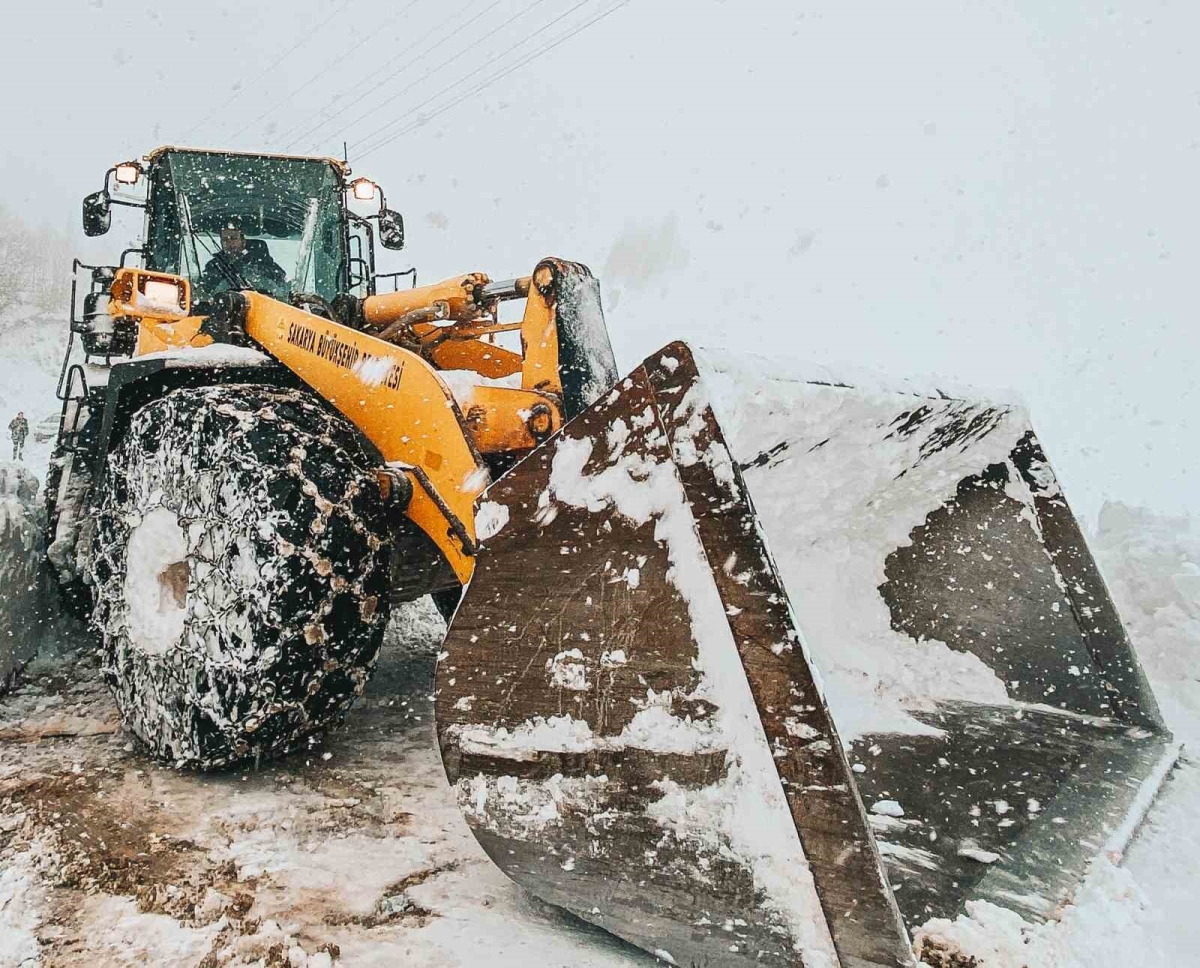 Sakarya’da kardan kapanan 6 grup yolu ulaşıma açıldı
