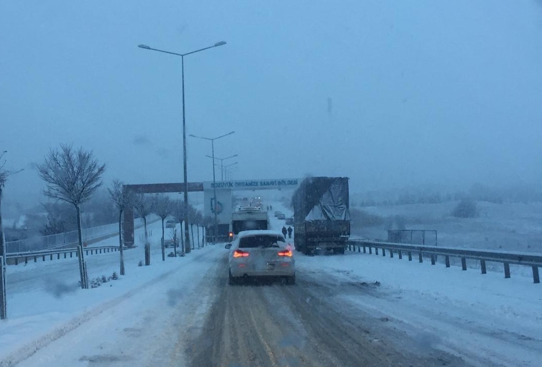 Kar yağışı nedeniyle araçlar yolda güçlükle ilerleyebildiler
