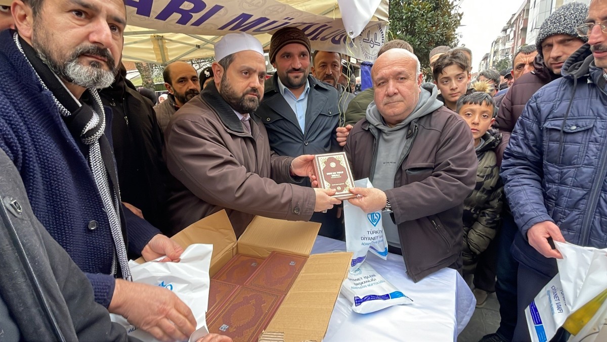 Sakarya'da vatandaşlara Kur'an-ı Kerim dağıtıldı