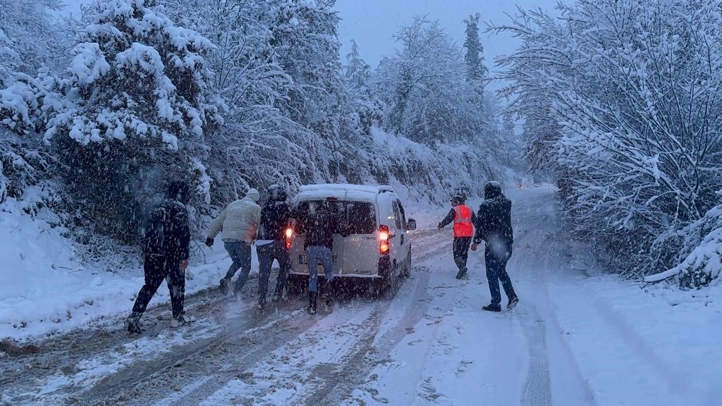 Yoğun kar yağışı hayatı felç etti, araçlar yolda kaldı
