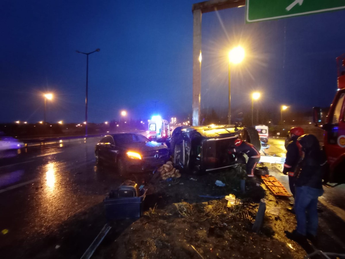 Anadolu Otoyolu'nda iki otomobilin çarpıştığı kazada 2 kişi yaralandı