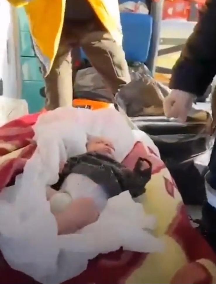 Hatay’da enkaz altından 2 aylık bebek kurtarıldı
