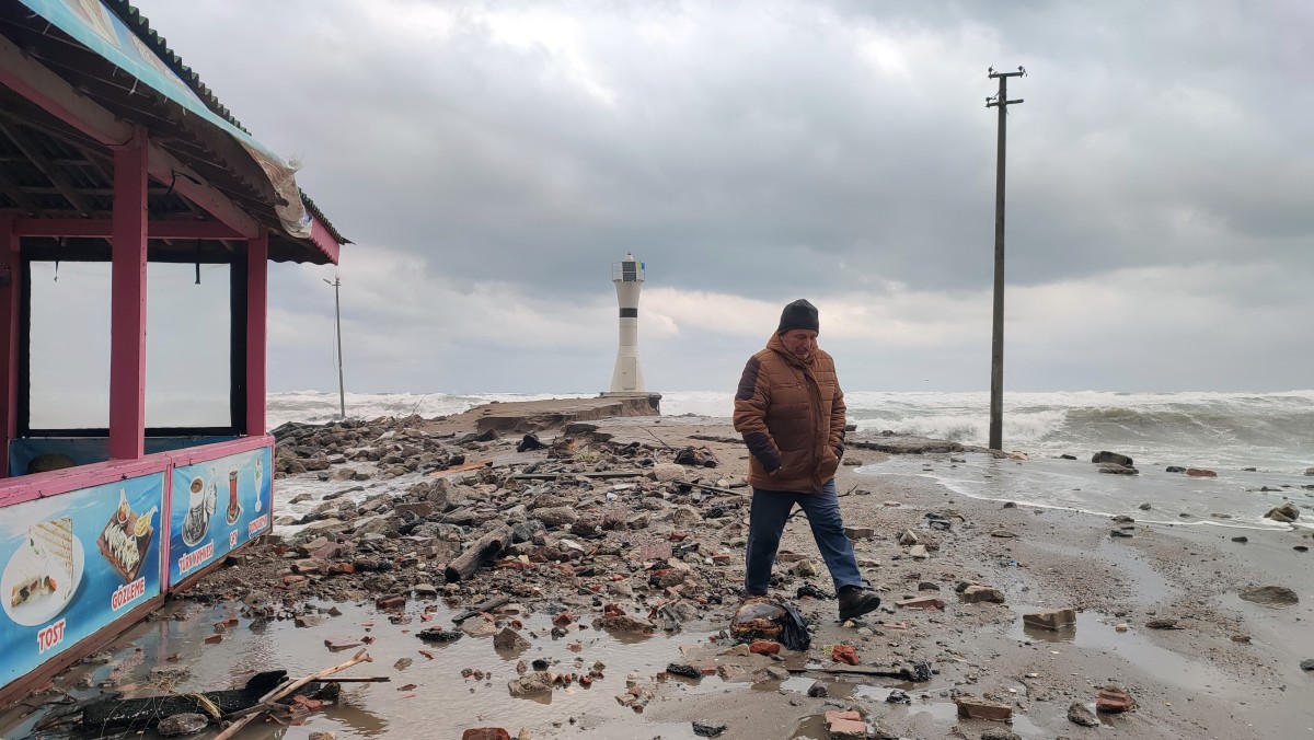Karasu’da dalgalardan 10 iş yeri zarar gördü
