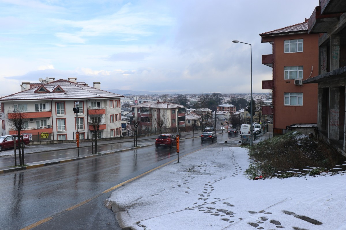 Sakarya şehir merkezine beklenen kar düştü
