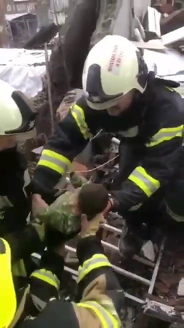 Hava limanı personeli enkazda ağlayan minik bebeğe canlı olarak ulaştı
