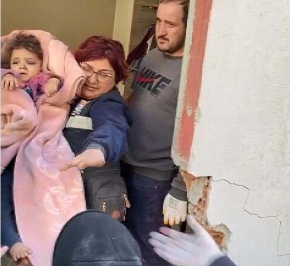 Antakya'da ekipler baba ve 3 kızını sağ kurtardı
