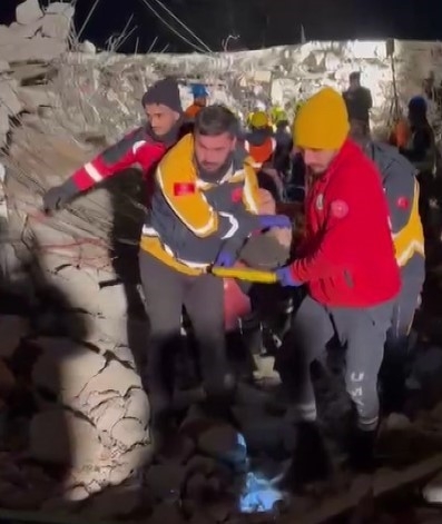 Baba ve kızı depremin 71. saatinde yaralı olarak kurtarıldı
