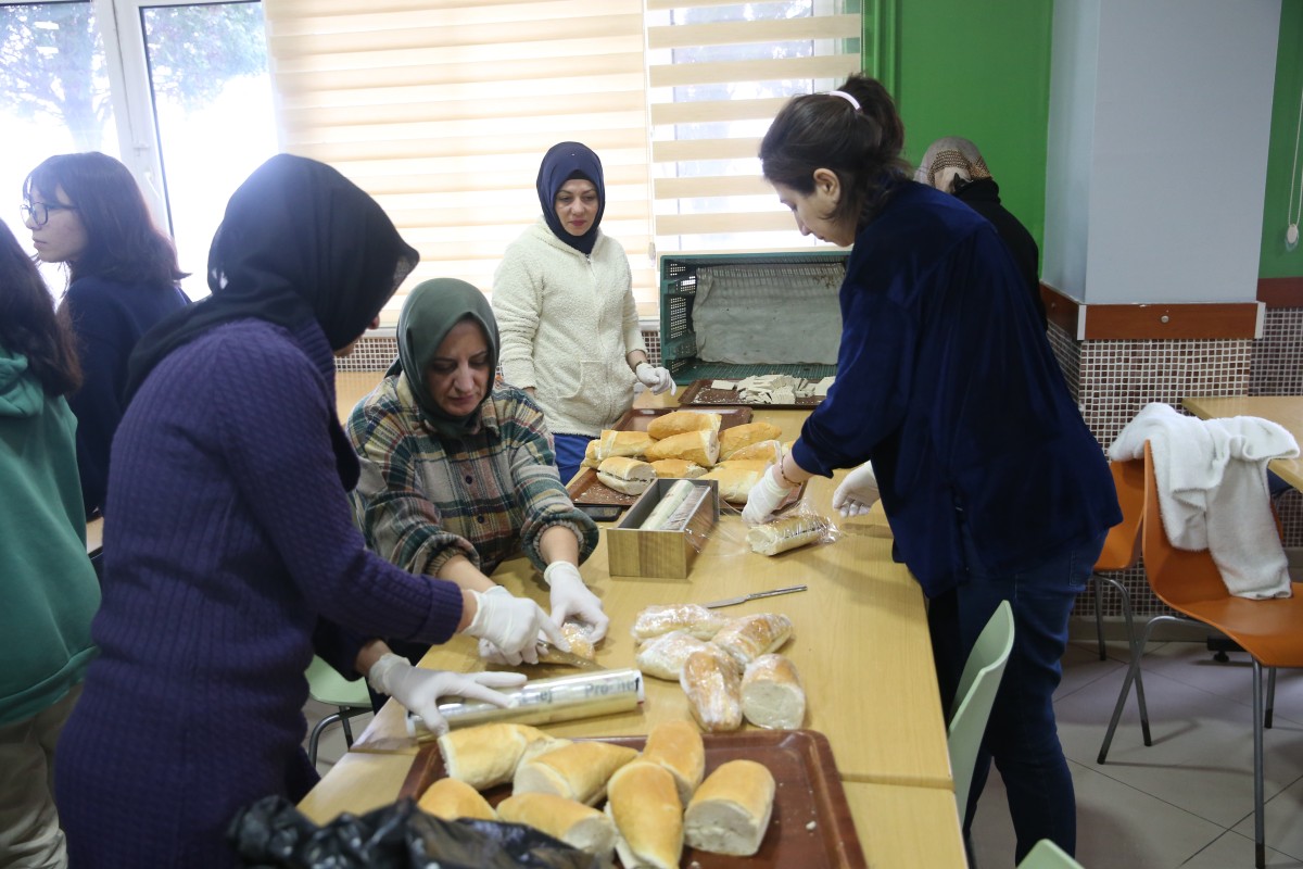 Sakarya'daki öğretmenler, öğrencileriyle depremzedeler için sandviç hazırlıyor