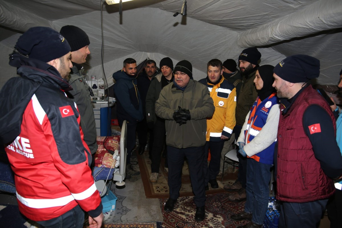 Yorgan yüklüğüne sığınarak hayatta kaldı, 105 saat sonra kurtarıldı
