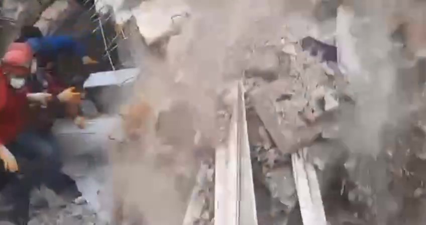 Kurtarma ekibinin enkaz altında kaldı