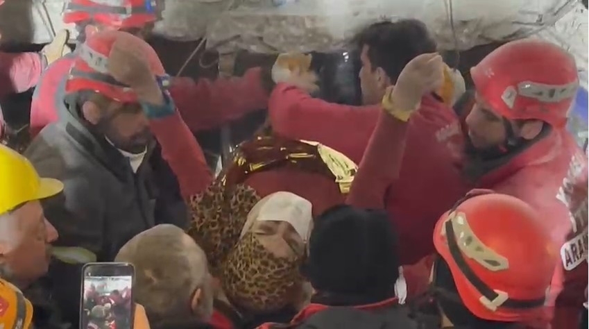 209 saat sonra çıkartılan baba ve kızının enkaz altındaki görüntüleri ortaya çıktı
